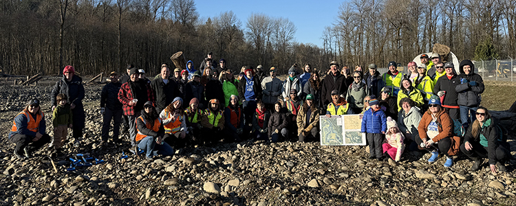 volunteer planting group at east fork lewis river
